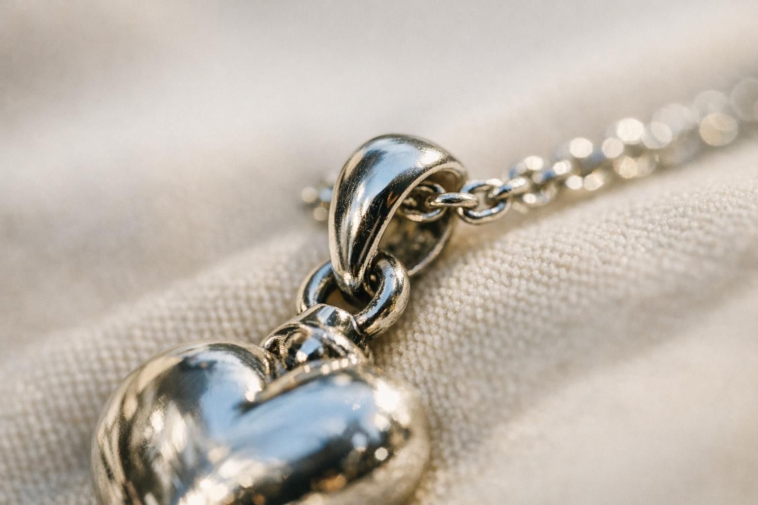 découvrez comment s'appelle l'anneau du pendentif, l'élément qui relie le pendentif à la chaîne, et son rôle dans les bijoux.