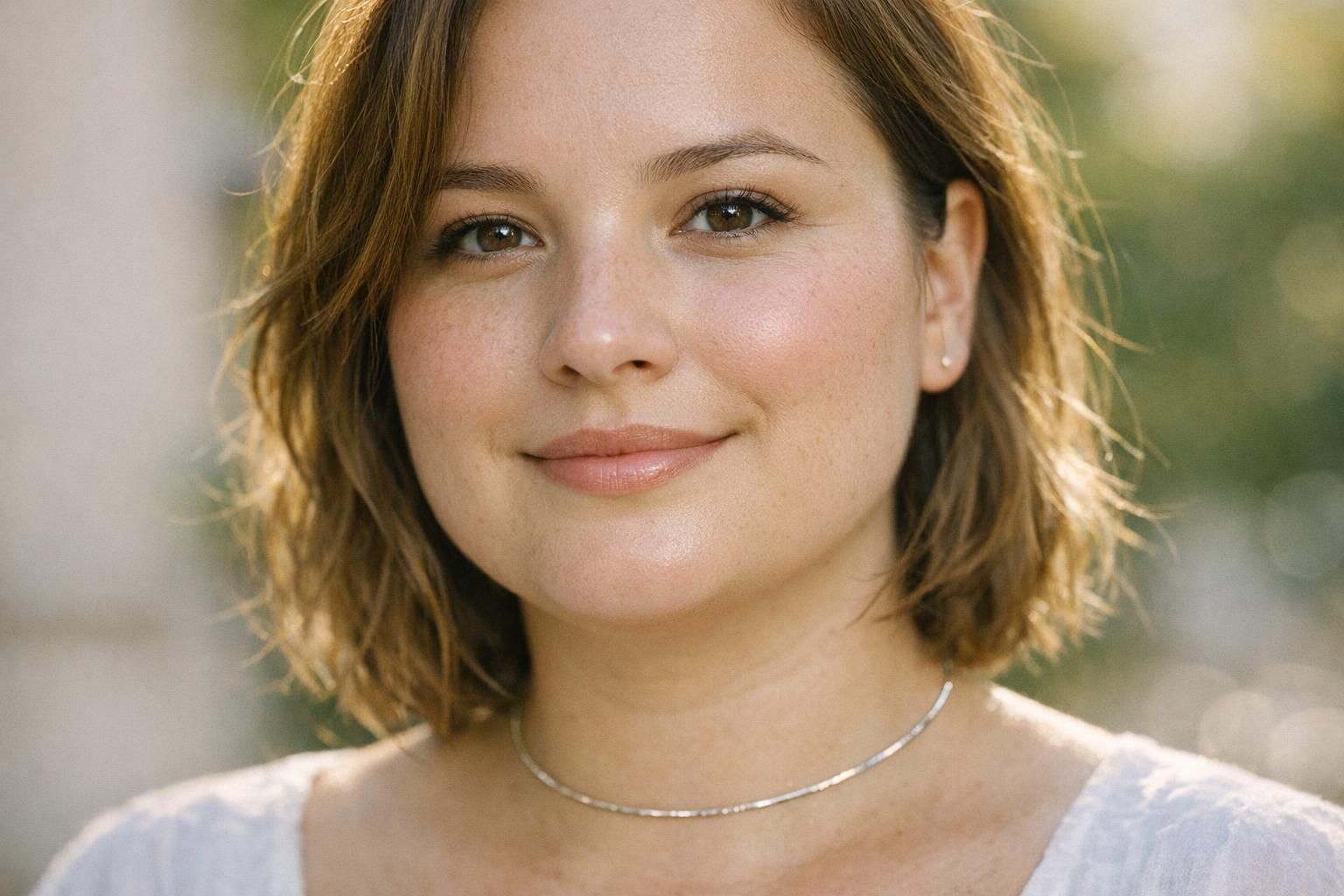 découvrez si un collier ras du cou convient aux visages ronds et comment choisir le bijou parfait pour sublimer votre silhouette.