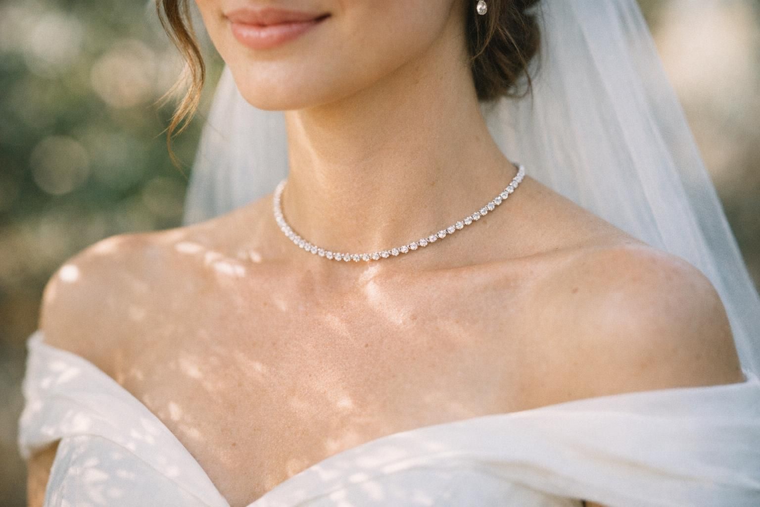 découvrez comment choisir le collier ras du cou parfait pour sublimer votre tenue de mariage et apporter une touche d'élégance à votre look.