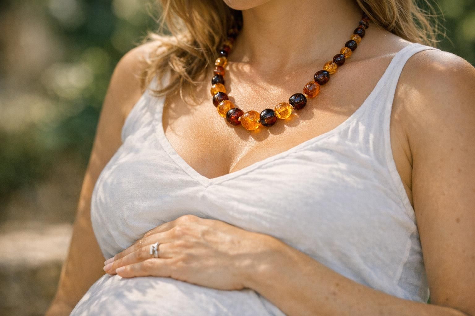 découvrez le nom du collier porté par les femmes enceintes et son importance culturelle et symbolique pendant la grossesse.