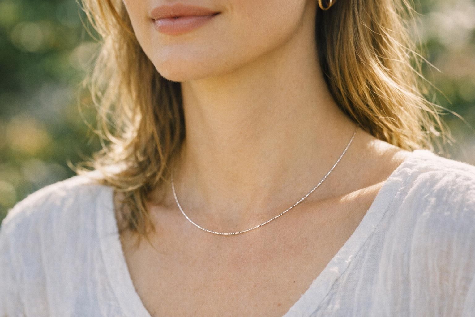 découvrez la longueur de collier standard idéale pour une femme, pour choisir le bijou parfait qui sublime son style et son cou.